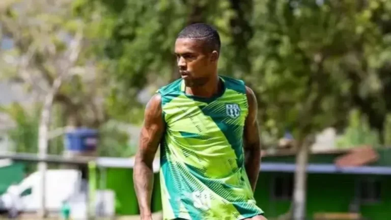 Douglas Costa: Ex-Seleção Brasileira Mantém a Forma em Clube Carioca Enquanto Busca Novo Destino